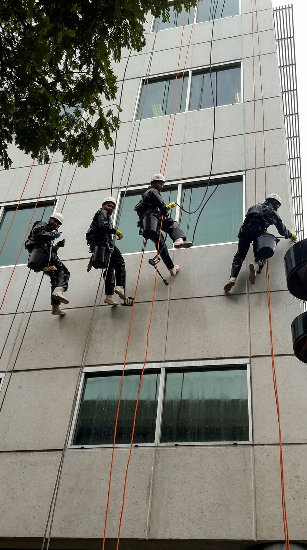 Equipe real da MS Alpinismo em fachada